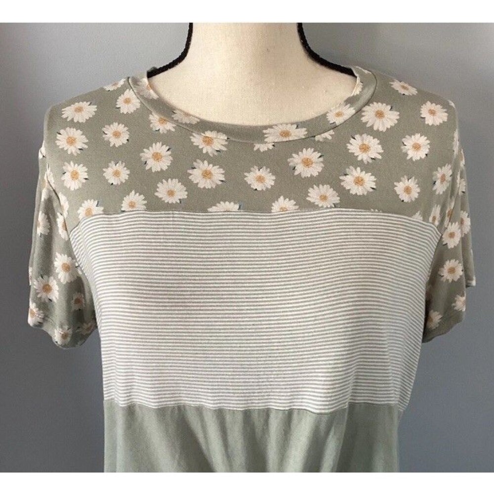 Belle Du Jour Women’s Green Mixed Pattern Short Sleeve Knotted Top Size Large - Picture 2 of 6
